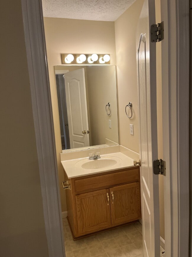 Building Photo - "Charming 2-Bedroom Townhouse with 2.5 Baths in Murfreesboro – Spacious 1,290 Sq Ft Living!"