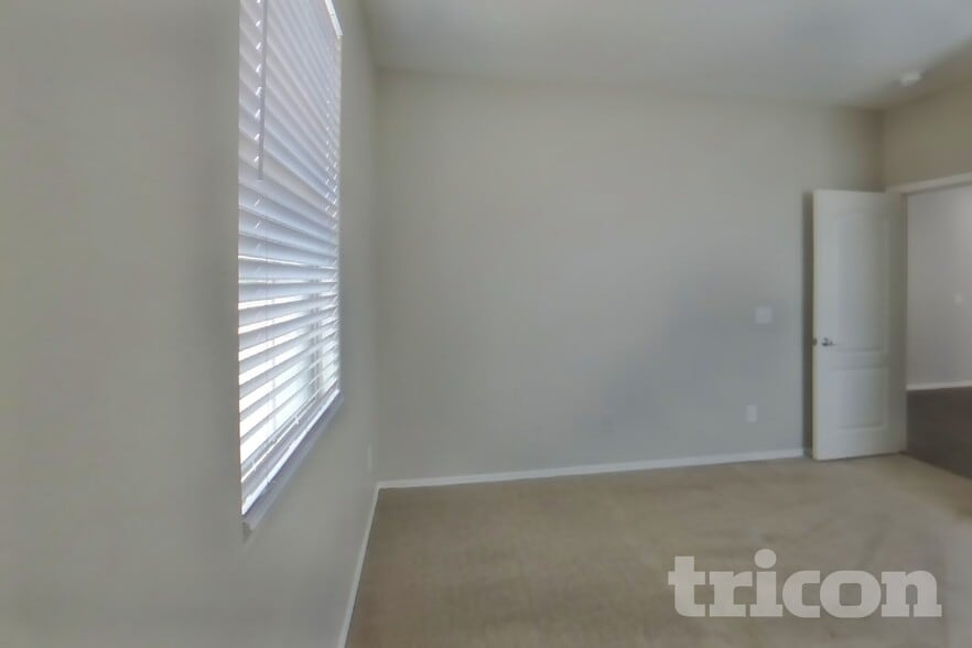 Building Photo - 4930 E Del Rio Dr