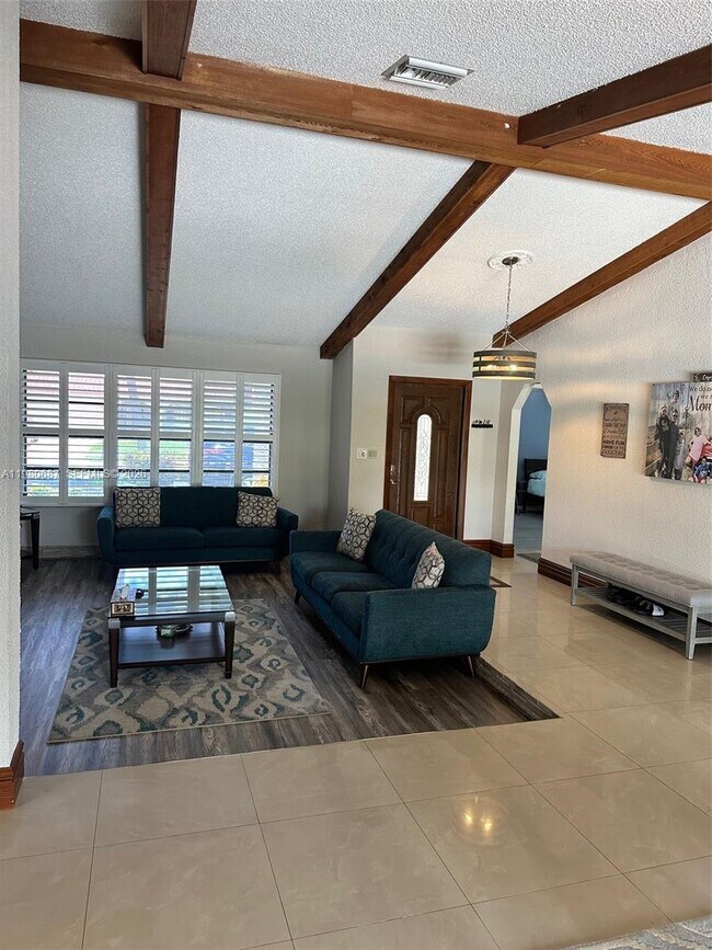 Building Photo - 10404 NW 5th Manor