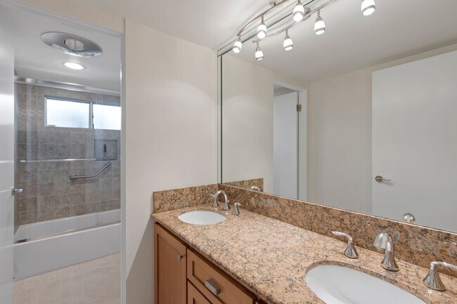 Building Photo - Stunning Mid-Century Modern 4 BR 3 BA with Bonus Room and Office