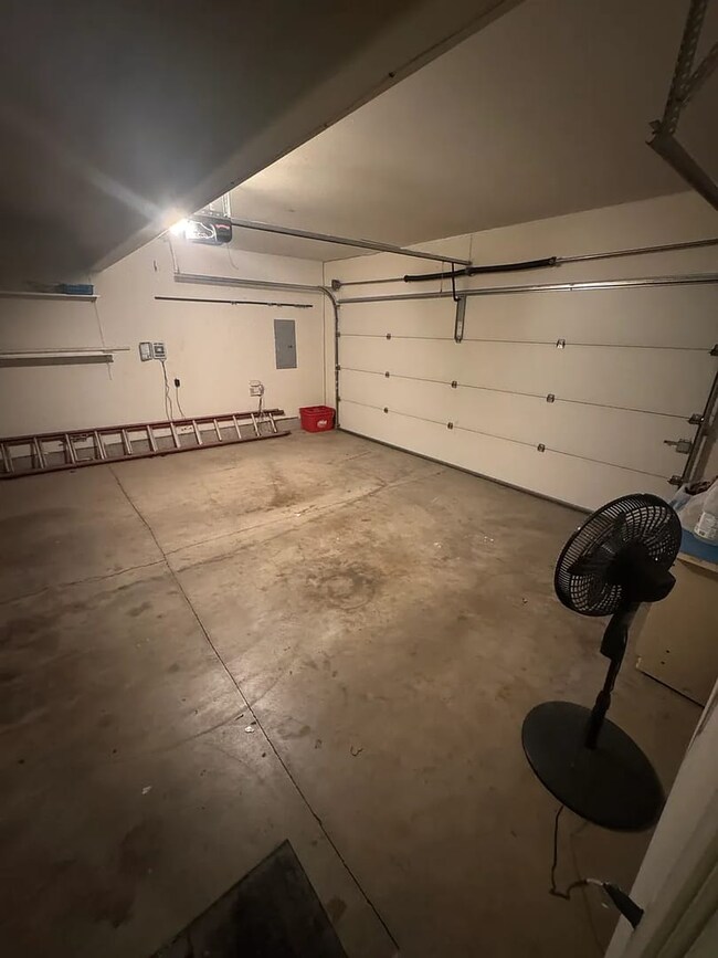 Building Photo - Hillsboro Living at Its Best 3bed/ 2.5 Bat...