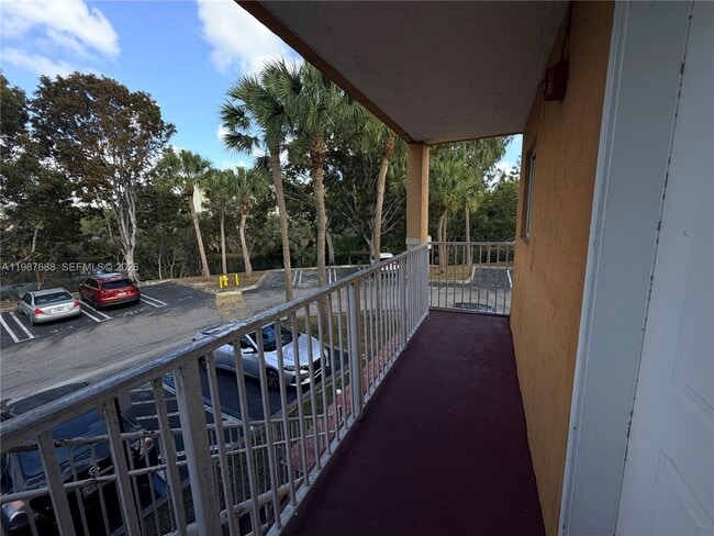 Building Photo - 6205 SW Kendale Lakes Cir