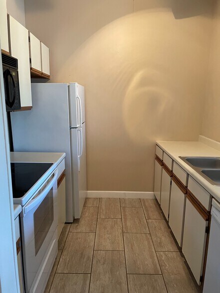 Kitchen - 1343 Cunat Ct