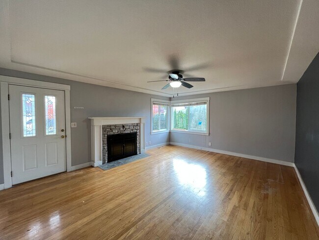 Building Photo - Charming 2 Bed 1 Ba House in Gladstone - Garage, Washer and Dryer, Landscaping Including!