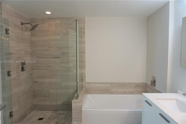 Building Photo - 1300 Brickell Bay Dr