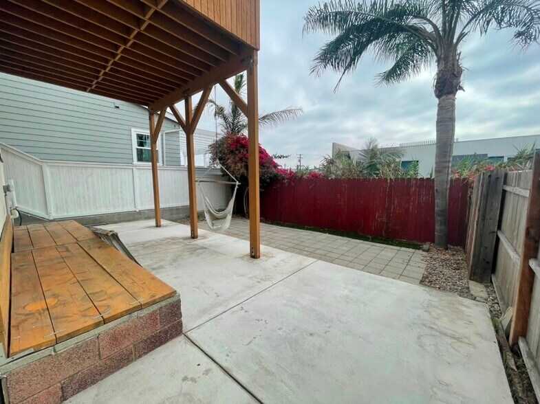 Building Photo - 622 Loma Dr