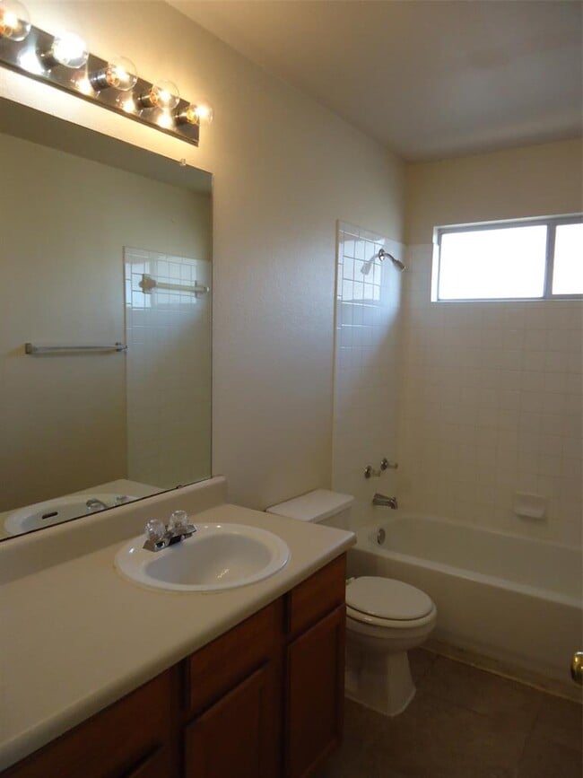 Building Photo - 2847 Southampton Way