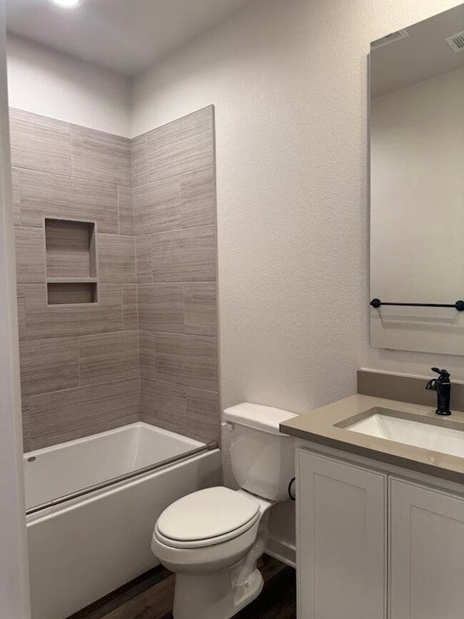 Building Photo - Immaculate Townhome Minutes from Texas A&M