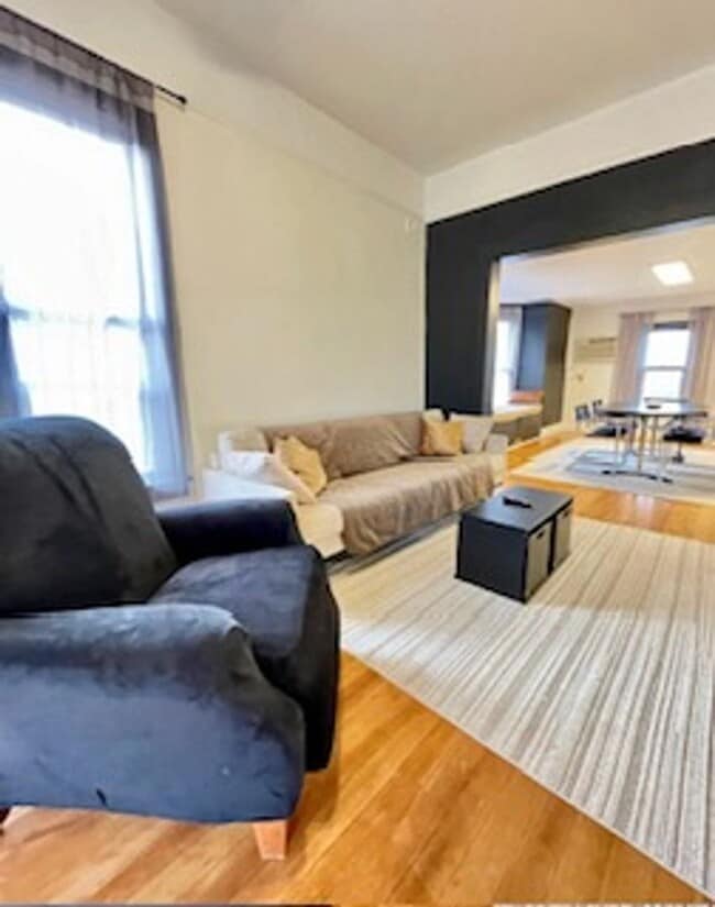 Building Photo - Charming 2BR Home with Vintage Style, Fenc...