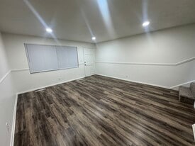 Building Photo - 459 N 400 E