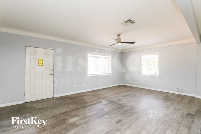 Building Photo - 2417 E Earll Dr