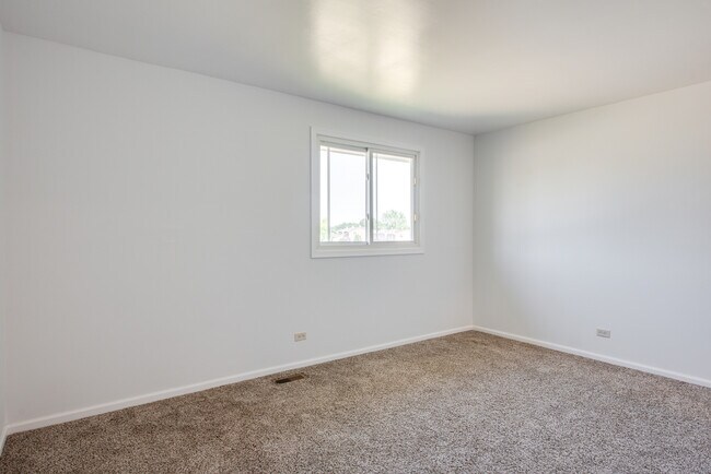 Building Photo - 889 Heatherbrook Ct