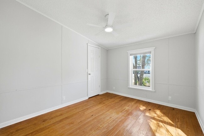 Building Photo - 215 Lee Pl