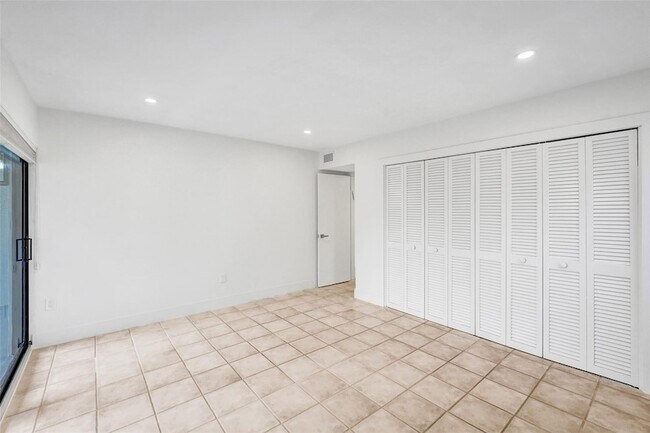 Building Photo - 4040 N Hills Dr