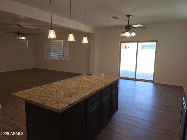 Building Photo - 1514 E Hummingbird Way