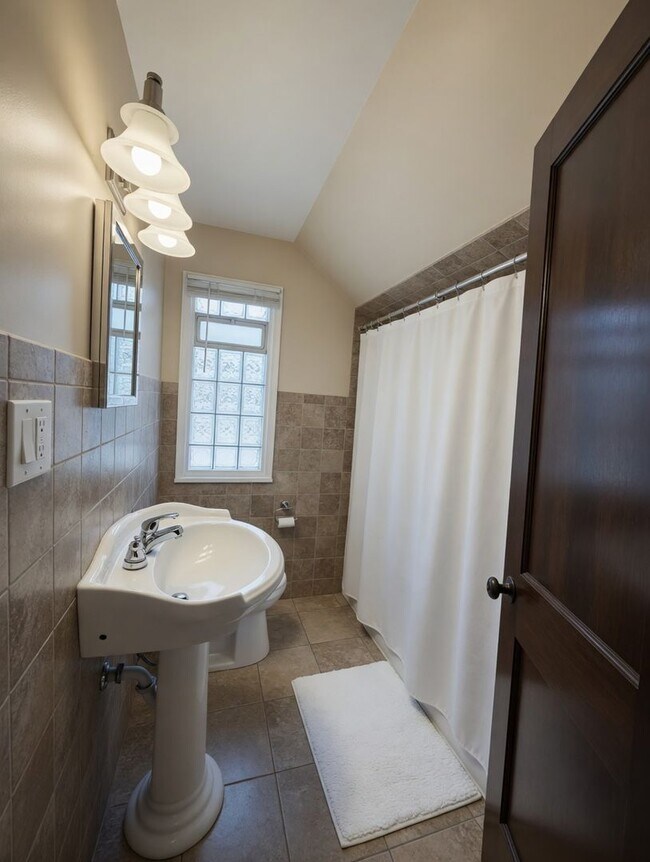 Building Photo - Updated 1 bedroom 1 bath, Upper Level Unit