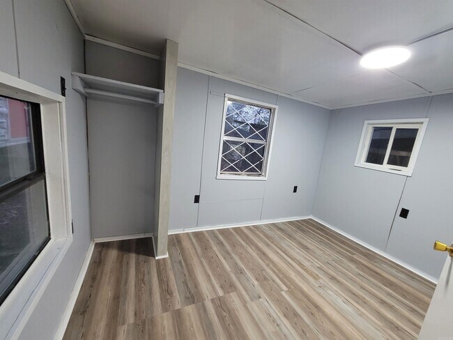 Building Photo - 112 Kenny St