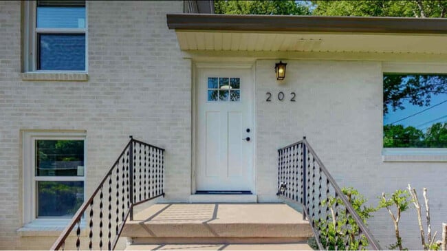 Building Photo - 202 Caldwell Dr