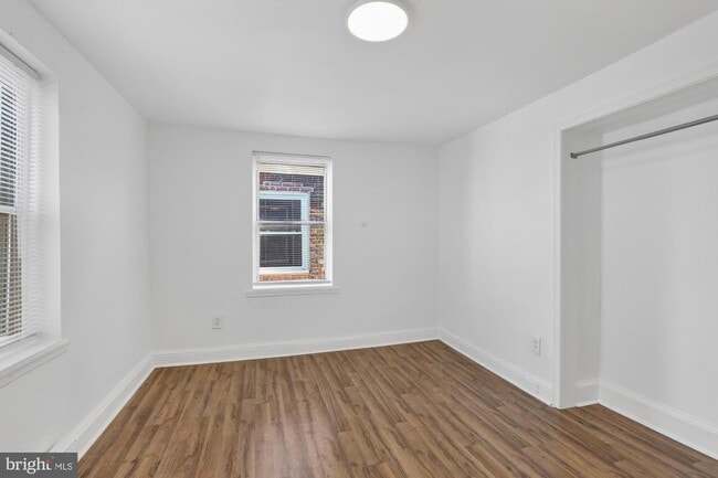 Building Photo - 1733 W Oxford St