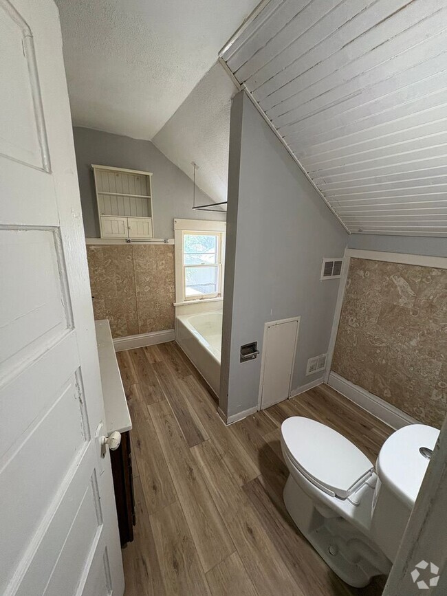 Building Photo - 2 bedroom 1 bathroom apartment