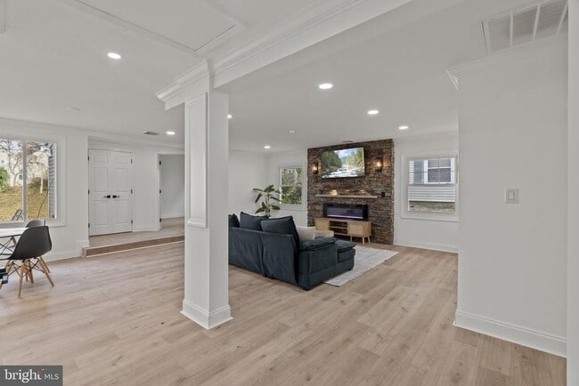 Building Photo - 5 Burgess Ln