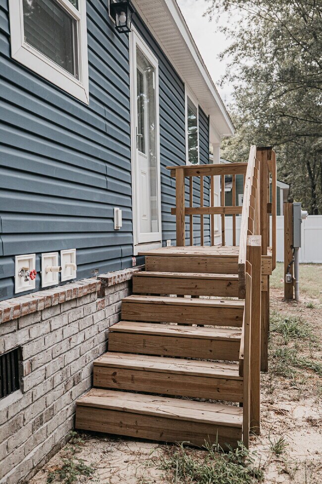 Building Photo - Inviting 3 bed, 2 bath Mount Pleasant rental