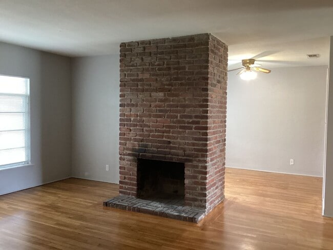 Building Photo - 1534 W Cambridge Ave