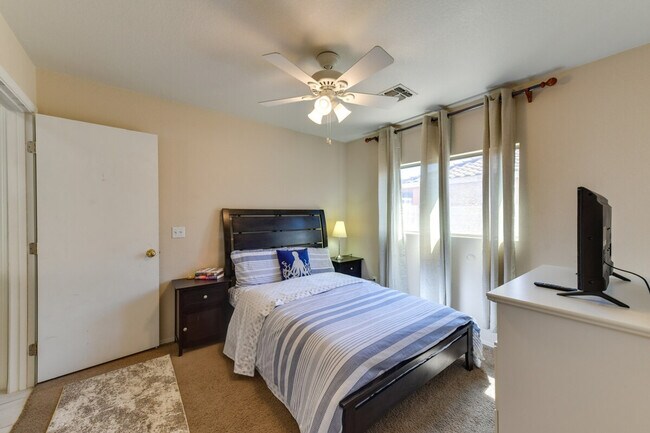 Building Photo - 1836 N Parkside Ln