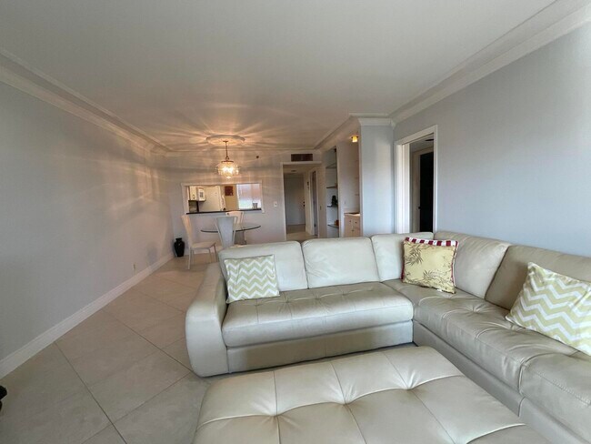 Building Photo - 14475 Strathmore Ln