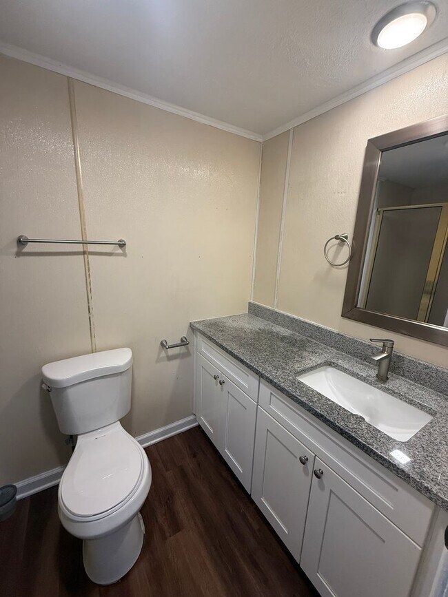 Building Photo - **Renovated**2 bed 2 bath home