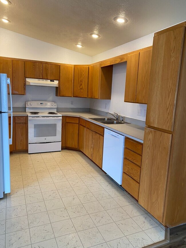 Building Photo - Spacious 3-bedroom/1 bath duplex in Albany!