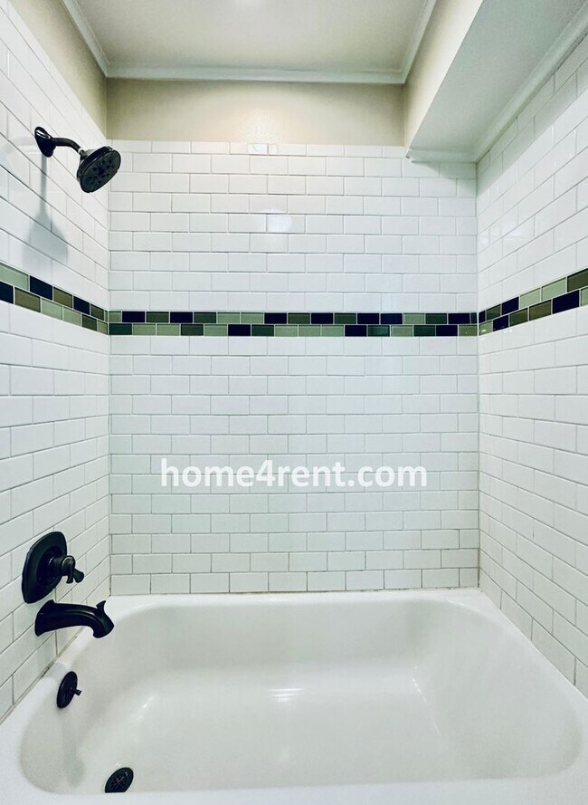 Building Photo - Wonderful Three Bedroom Olathe Home in a Q...