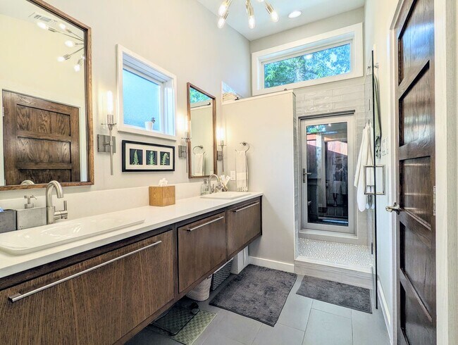 Building Photo - Remodeled Home Next To Zilker Park - 3 BR / 2 BA