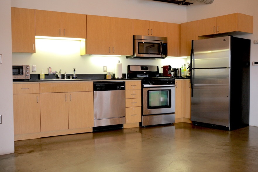 Building Photo - 200 N San Fernando Rd