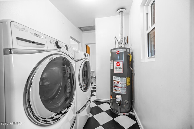 Building Photo - 4039 E Cambridge Ave