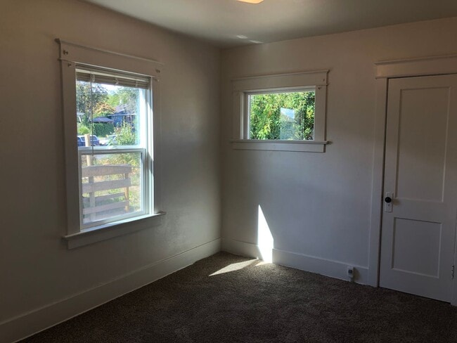 Building Photo - 2078