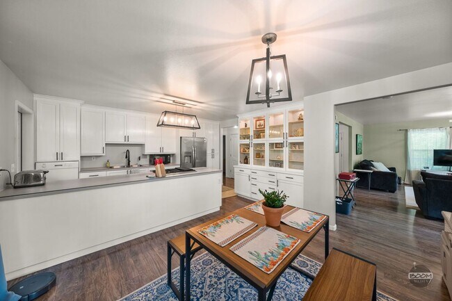 Building Photo - Charming Palmer Home!