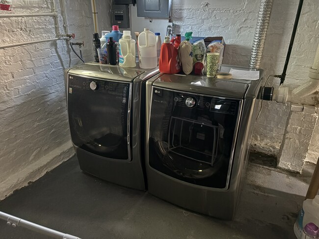 Building Photo - 605 S Prairie St