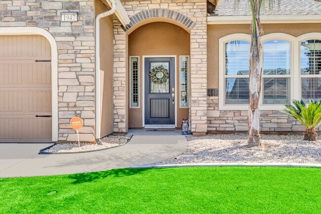Building Photo - Charming 3 bedroom 2 bathroom home located in Hanford