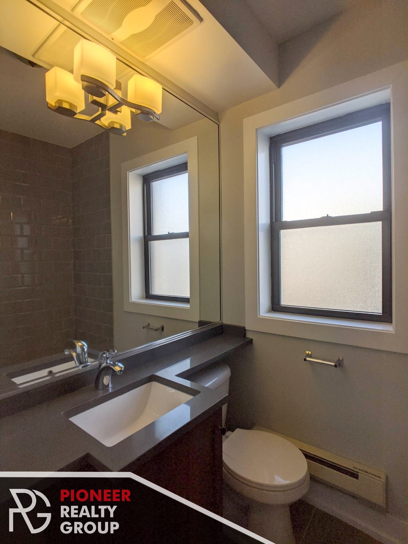Building Photo - 560 W Arlington Pl