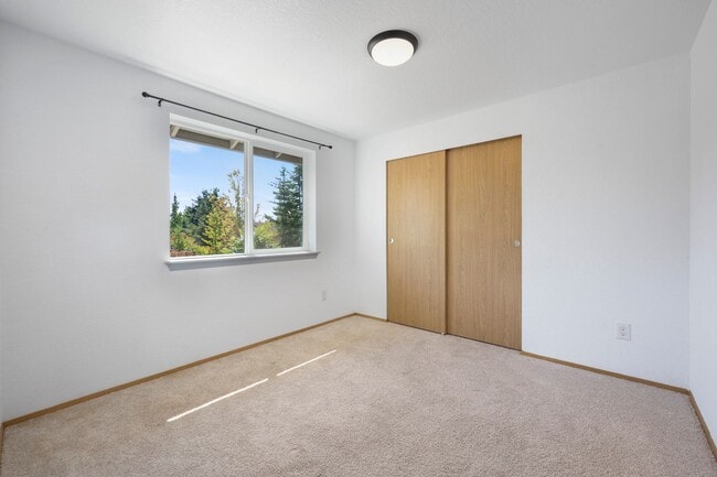 Building Photo - Move in ready - 3 bedrooms, 2 bath rambler...