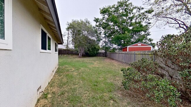 Building Photo - Spacious 4 Bedroom/2 Bathroom home plus Of...