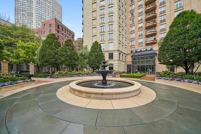 Building Photo - 2550 N Lakeview Ave