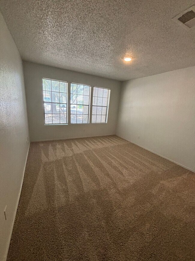 Building Photo - 2033/2035 Redwing Way