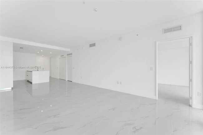 Building Photo - 725 NE 24th St