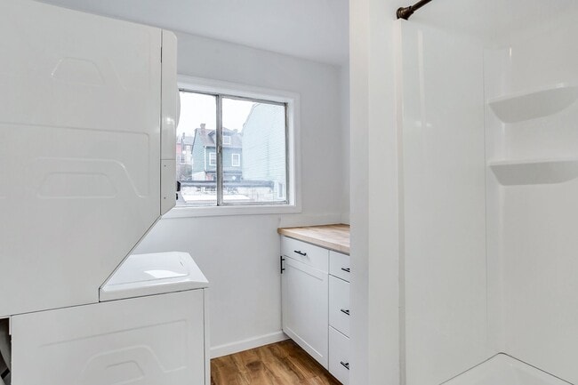 Building Photo - 2 bed 2 bath - great location, off street ...