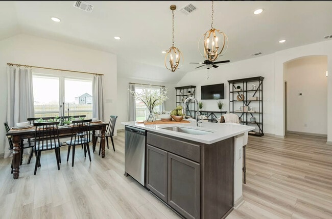 Building Photo - 902 Fallbrook Dr