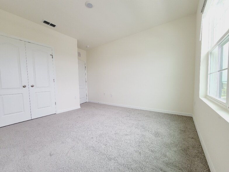 Building Photo - 680 Griffon Ave