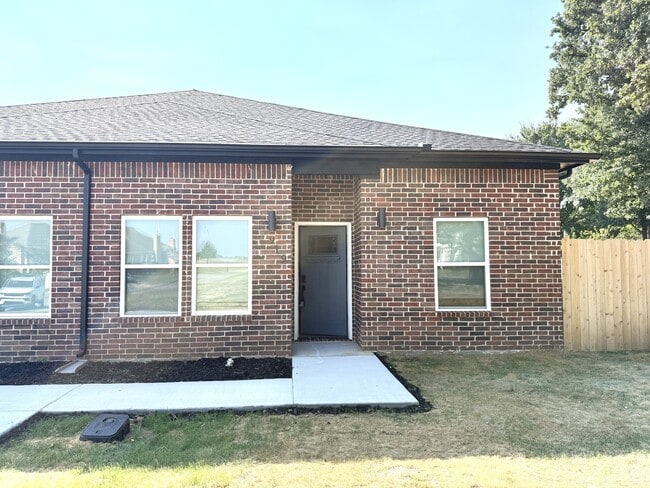 Building Photo - 921 S.Franklin Dr