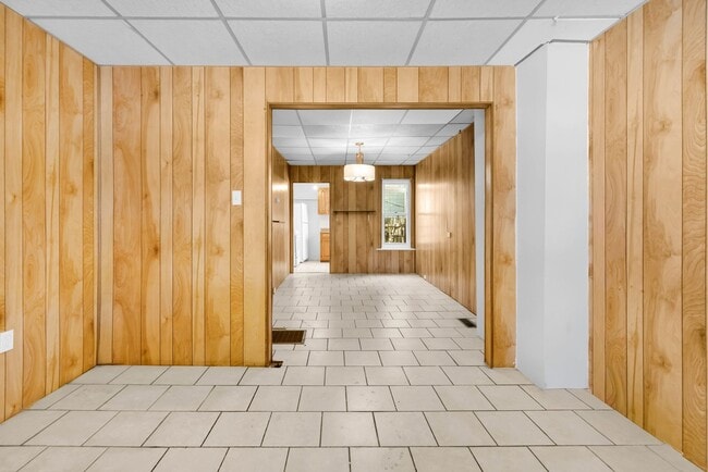 Building Photo - 622.5 N Silk St